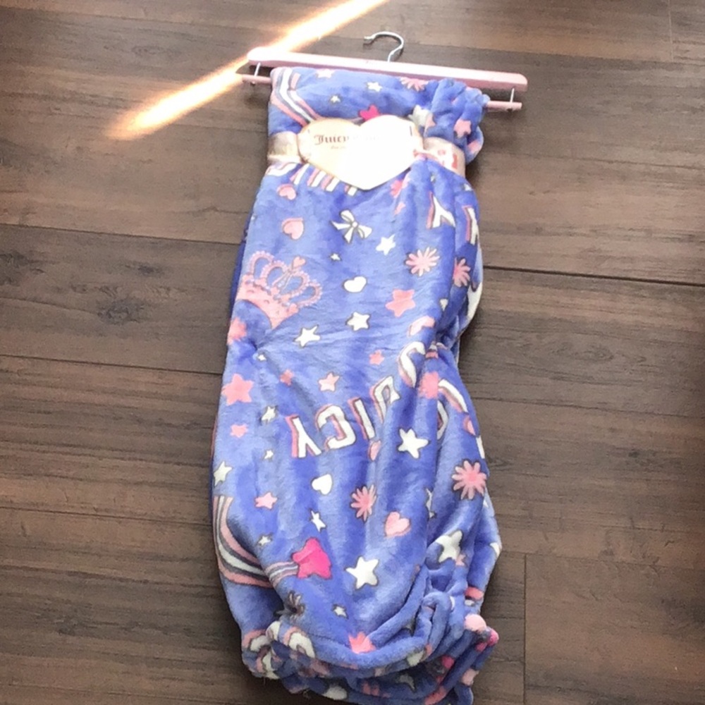 Juicy Couture NWT Soft & Cozy Oversized Throw Blanket 50 x 70 in 100% Polyester.